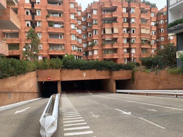 Plaza doble de coche en calle Benet Mateu