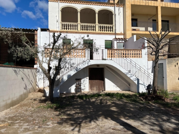 Casa de pueblo adosada para reformar con dos plantas independientes en Torroella de Fluvià.