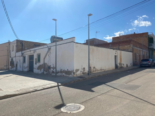 EDIFICIO EN CONSTRUCCION CON GRAN ALMACEN