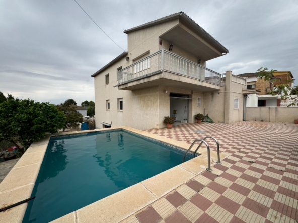 CASA CON PISCINA con OPCIÓN DOS FAMILIAS a 10 min. de la AP-7.