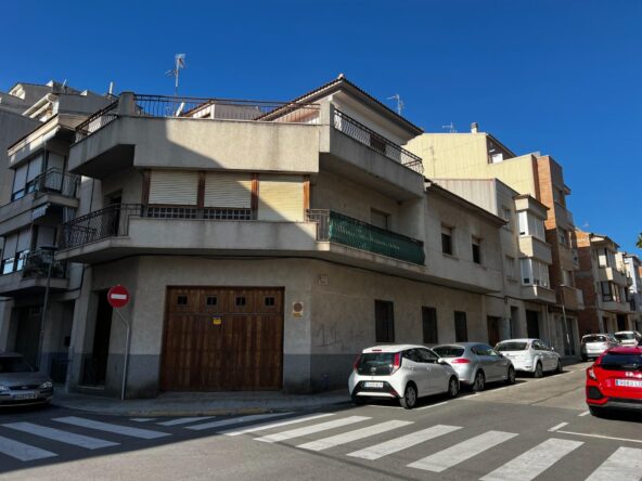 ¡Inversión Excepcional en El Tancat, El Vendrell! Casa Esquinera con Gran Potencial de Desarrollo