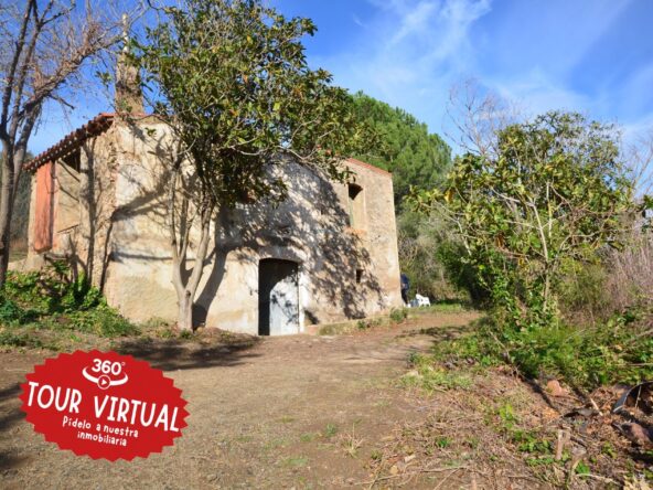 Finca rústica en la montaña con casa de campo.