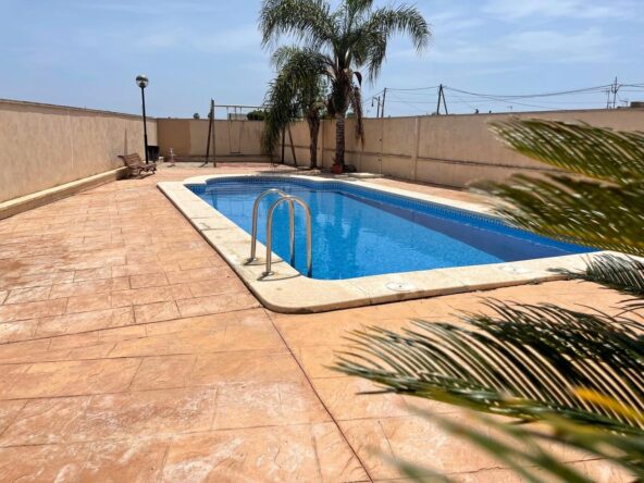 Casa con gran terraza y piscina comunitaria