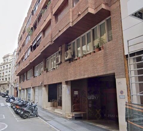 Plaza de parking en Calle Alfonso XII, con acceso directo desde la calle.