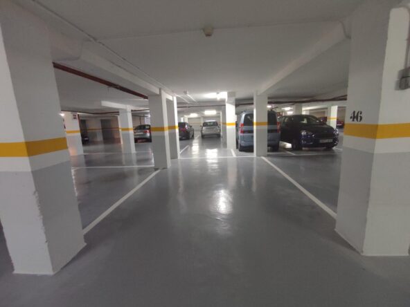 Plaza de parking en venta en Avda. Andorra.