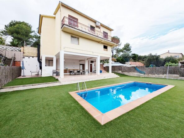 CASA EN TERRERNO DE 624m2, PISCINA Y JARDIN.