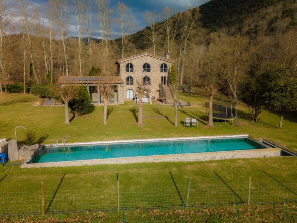 MASIA DE PIEDRA DE ALTO STANDING EN LA GARROTXA