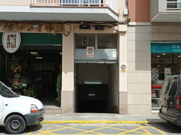 Plaza de parking para coche pequeño en barrio Poble Nou de Vilafranca del Penedès