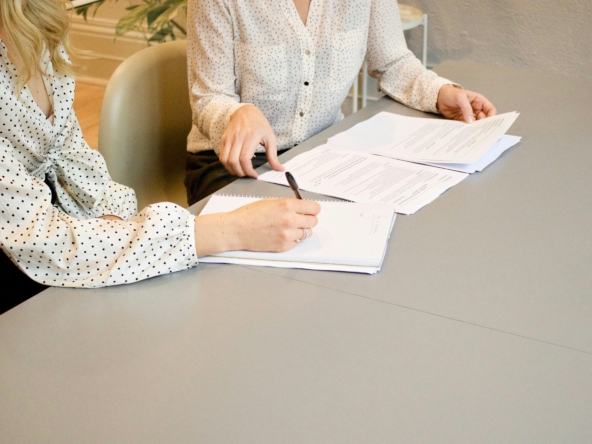 cliente con asesor inmobiliario revisando documentos de compra