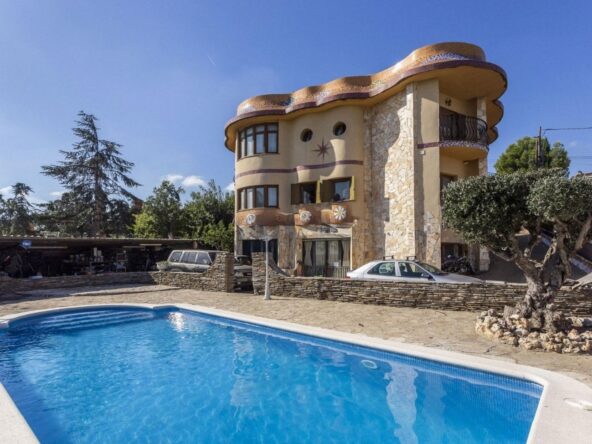 Magnífica propiedad estilo Gaudí de 300m2 ubicada en una generosa parcela de 820m2.