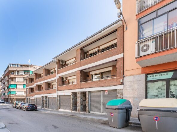 Casa adosada de 5 habitaciones con terrazas, patio y garaje en buena zona de Mollet