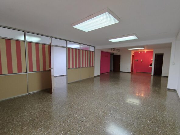 Piso tanto para vivir como uso de oficina en Calle Pere Martell, Tarragona.