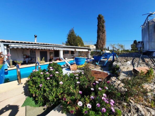Finca  de 4230 m2 con casa de 123 m2, con piscina. A 100 m de la playa!