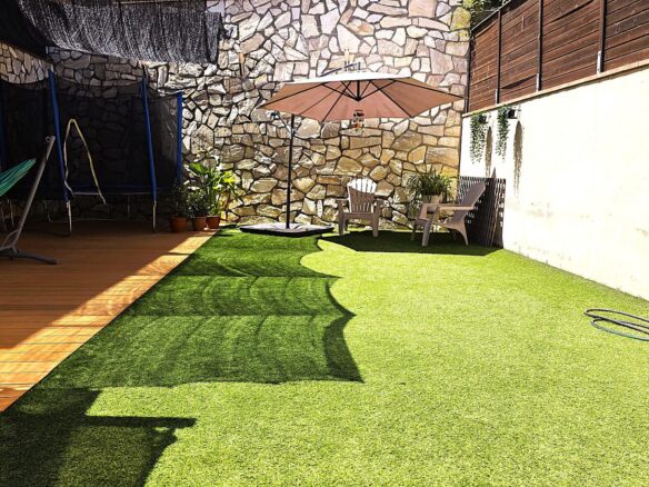CASA CON PISCINA CUBIERTA Y PLAZA DE PARKING!!