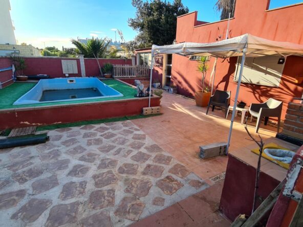 Chalet de 71 m2 con terraza y piscina a muy pocos metros de la playa