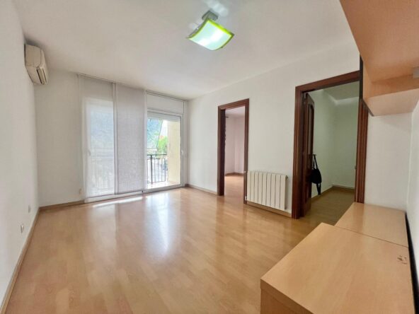 Tres habitaciones, balcón y un lavadero que parece un trastero