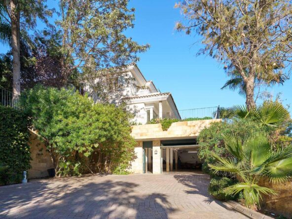 Villa con vista panorámica y suelo edificable en Sitges, Can Girona.