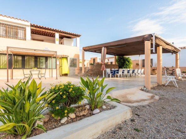 Fantástica casa  en primerísima línea de mar. Un balcón al mar