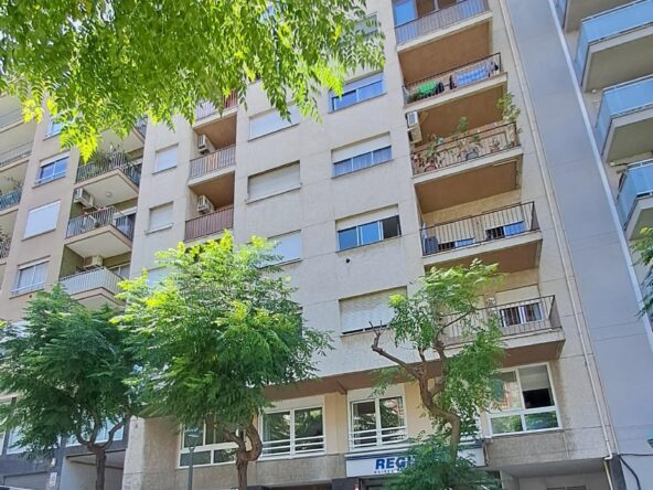 Piso con terraza, vistas a la TAP y plaza de parking