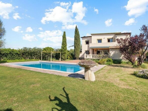 Villa con enorme jardín y piscina en pleno centro, a 5 minutos de la playa