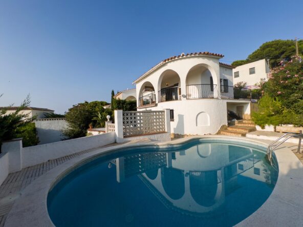 Casa en Cala Montgó con piscina, bonitas vistas y a sólo 180m del mar