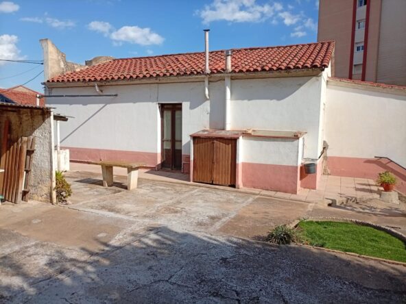 CASA CON TERRENO EN EL CENTRO