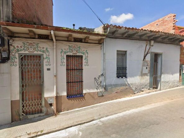 Casa de pueblo con alma esperando una segunda vida en el centro de Mollet