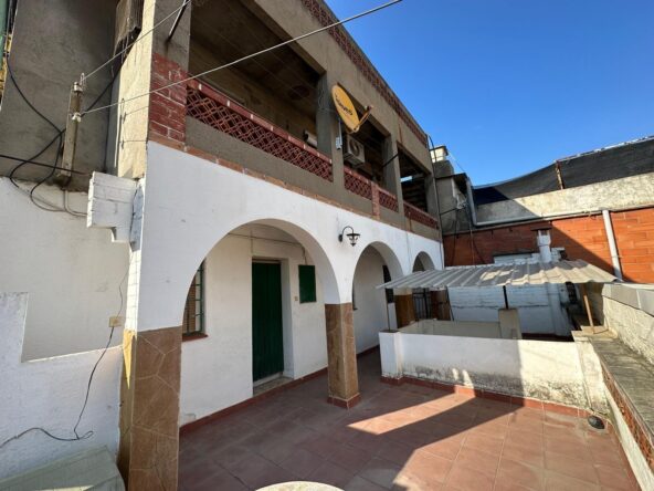 Solar con edificación reconocida catastralmente pero no registralmente.