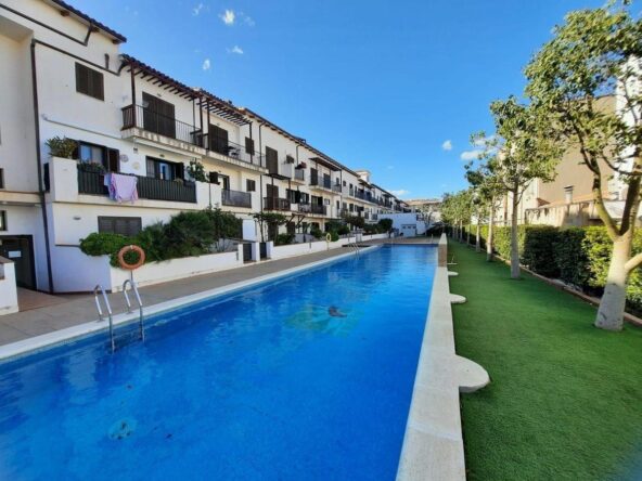 PLANTA BAJA DE 2 DORMITORIOS. CON PISCINA COMUNITARIA.