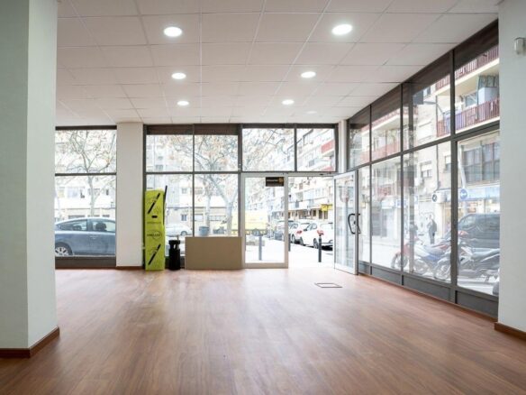 Local comercial reformado en el barrio de Sant Martí – La Pau
