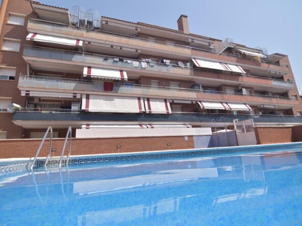 Moderno Piso Seminuevo en El Vendrell con Piscina y Amplia Terraza