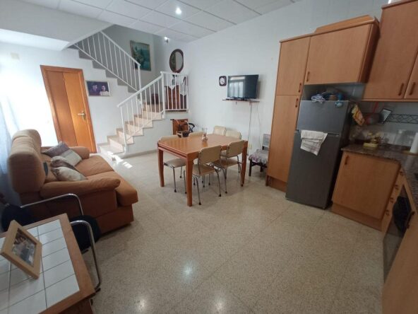 PRECIOSA CASA SITUADA EN EL CENTRO DE LA POBLACIÓN
