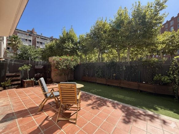 Vivienda reformada con gran terraza orientada al parque