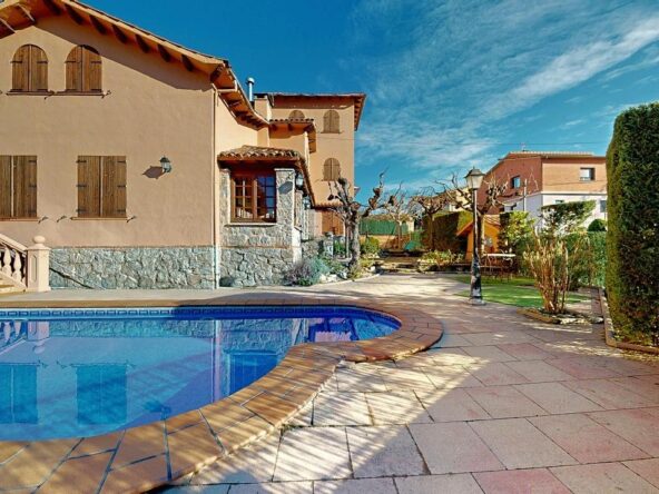 CASA EN HOSTALETS DE BALENYÀ