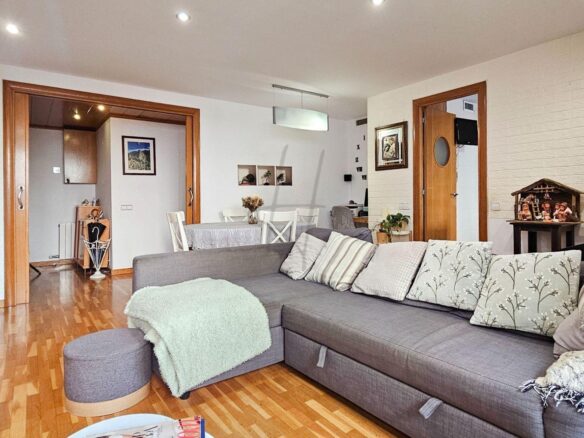 Piso con balcón y distribución ideal para familias en Les Corts