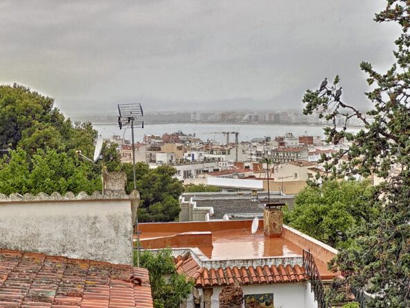 CHALET REFORMADO DE 4 DORMITORIOS EN ROSES EN EL BARRIO DE ELS GRECS