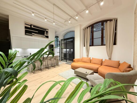 Dúplex reformado y amueblado en el Gòtic