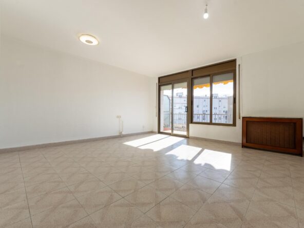 Piso amplio y luminoso en el centro de Tarragona con 4 habitaciones.