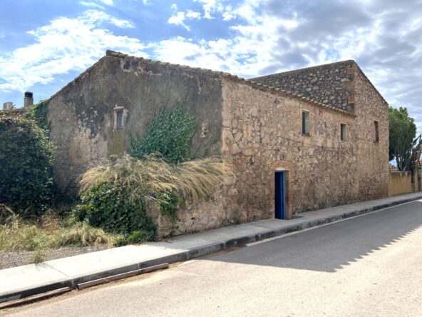 Casa de pueblo con jardin para reformar en Vilamacolum (Torroella de Fluvià) Alt Empordà.