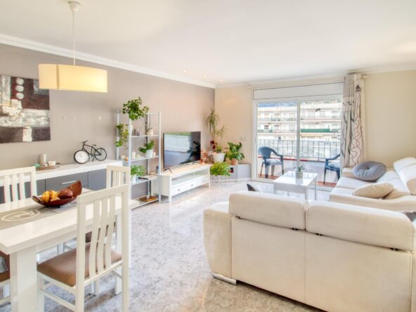 Ático en Roses con terraza privada de 46 m² y vistas a la montaña