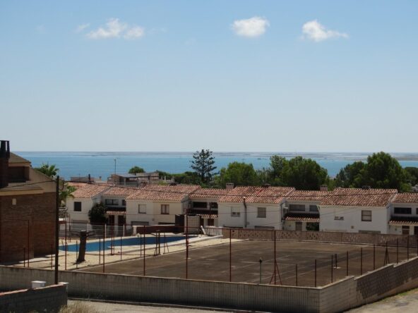CHALET PAREADO ESQUINERO EN ALCANAR PLAYA CON VISTAS AL MAR, PISCINA Y BARBACOA