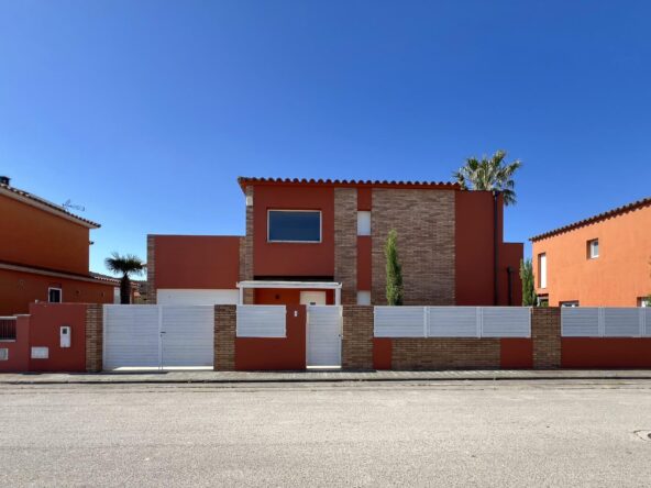 Excelente casa con piscina privada en zona muy tranquila en Sant Pere Pescador.