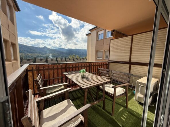 Espacio, luz y comodidad en Martorell : piso con terraza , 4 habitaciones y parking.