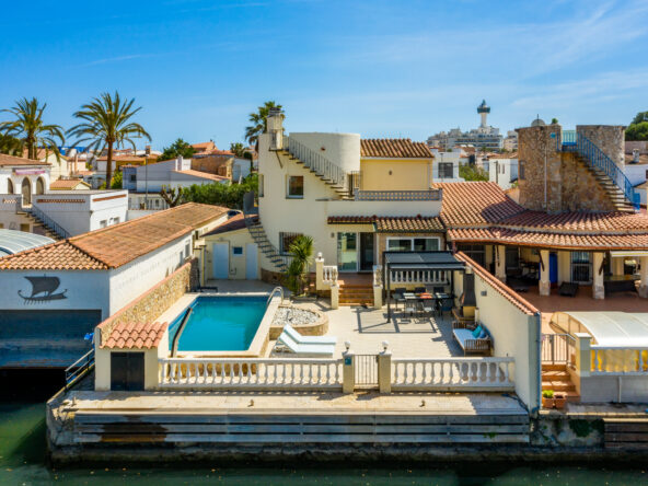 CASA AL CANAL CON PISCINA Y AMARRE DE 12M