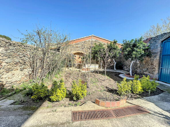 Casa de pueblo reformada muy amplia en Vilajuïga, con una parcela de 300m2