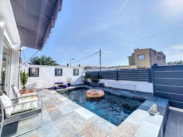 CASA DE UNA SOLA PLANTA CON 3 DORMITORIOS Y CON LICENCIA TURÍSTICA