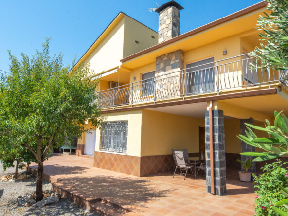 Oportunidad en Caldes de Montbui: Casa a 4 Vientos con Dos Viviendas Independientes