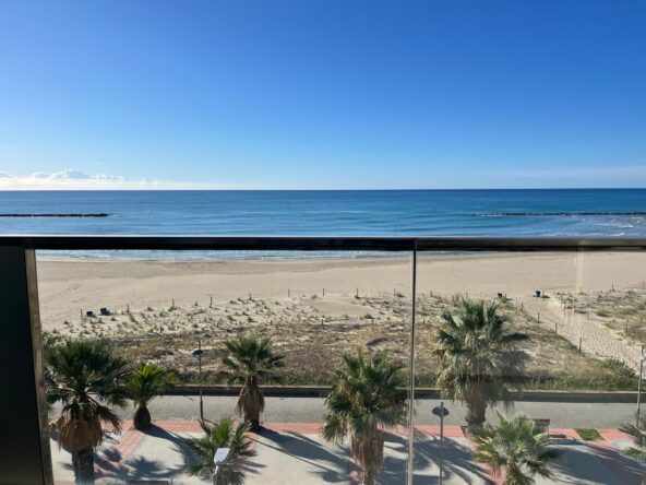 Impresionante Inmueble en Primera Línea de Mar en Cubellas: Tu Refugio Soñado
