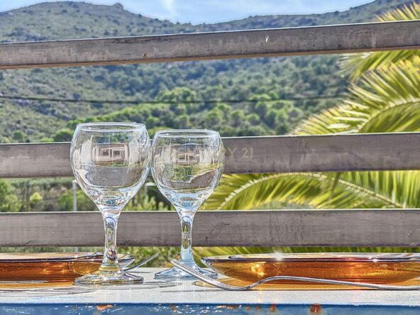 CÓMODO APARTAMENTO VISTA A LA MONTAÑA CON TERRAZA Y ESTACIONAMIENTO