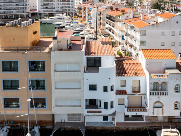 CASA REFORMADA ANTES DE LOS PUENTES CON AMARRE 14X4.5M A EMPURIABRAVA